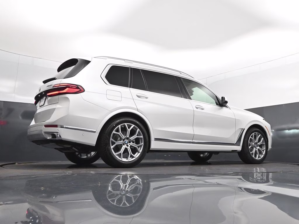 2027 Mineral White Metallic BMW X7 xDrive40i AWD SUV