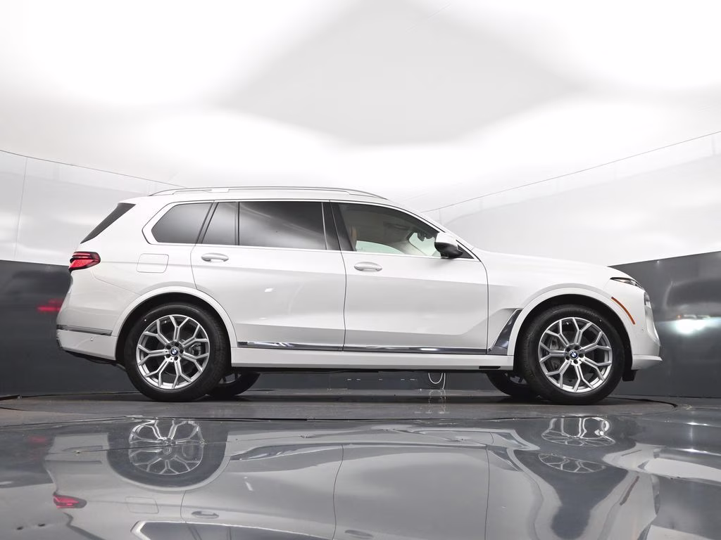 2027 Mineral White Metallic BMW X7 xDrive40i AWD SUV