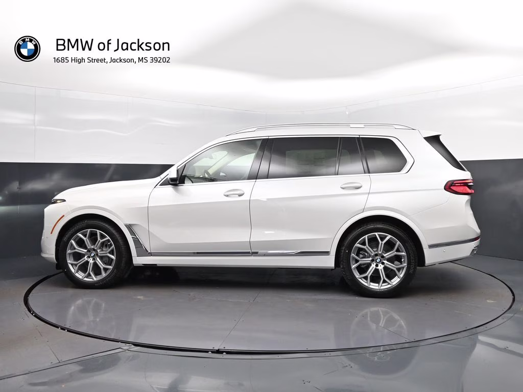 2027 Mineral White Metallic BMW X7 xDrive40i AWD SUV