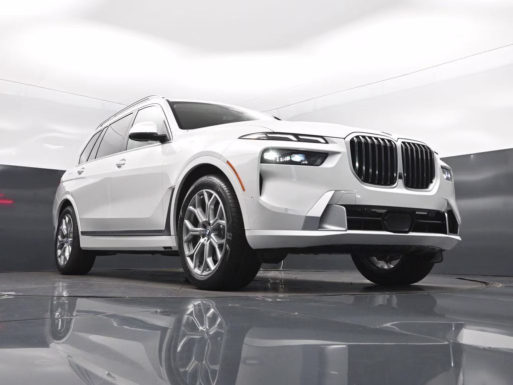 2027 Mineral White Metallic BMW X7 xDrive40i AWD SUV