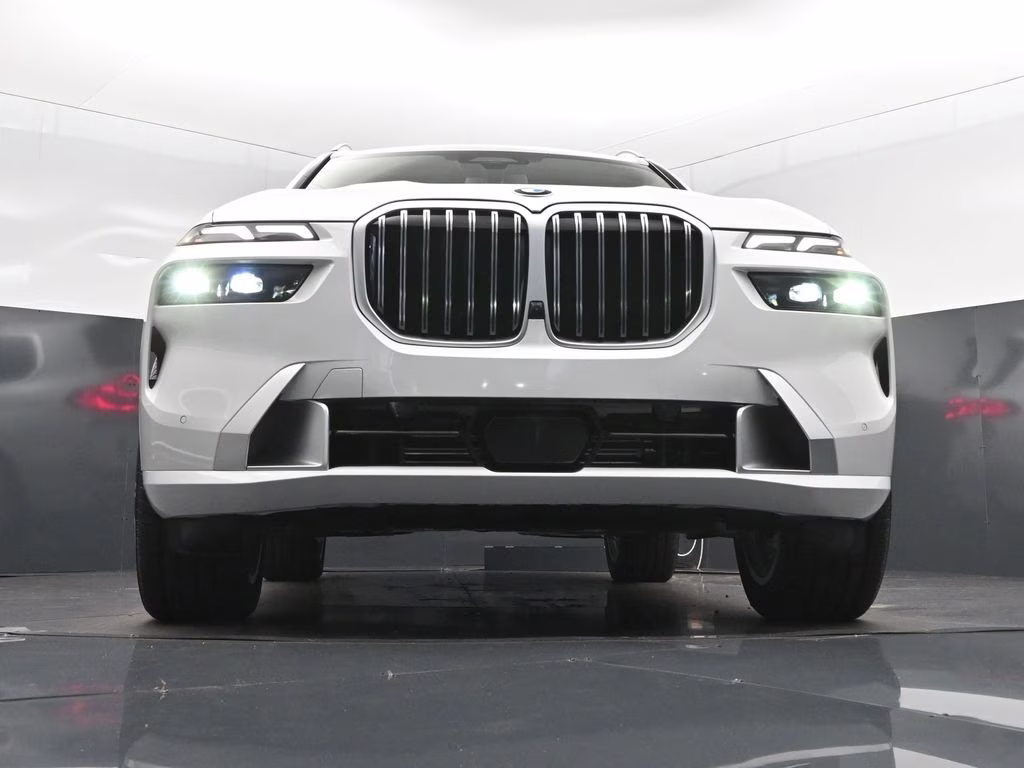 2027 Mineral White Metallic BMW X7 xDrive40i AWD SUV