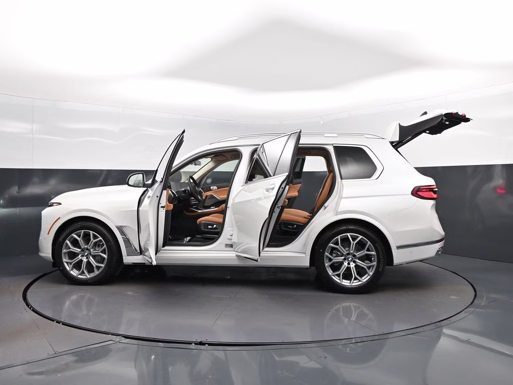 2027 Mineral White Metallic BMW X7 xDrive40i AWD SUV