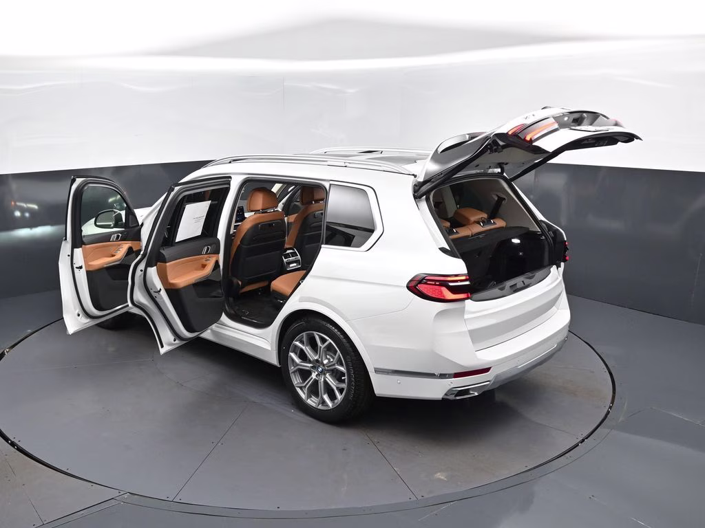 2027 Mineral White Metallic BMW X7 xDrive40i AWD SUV