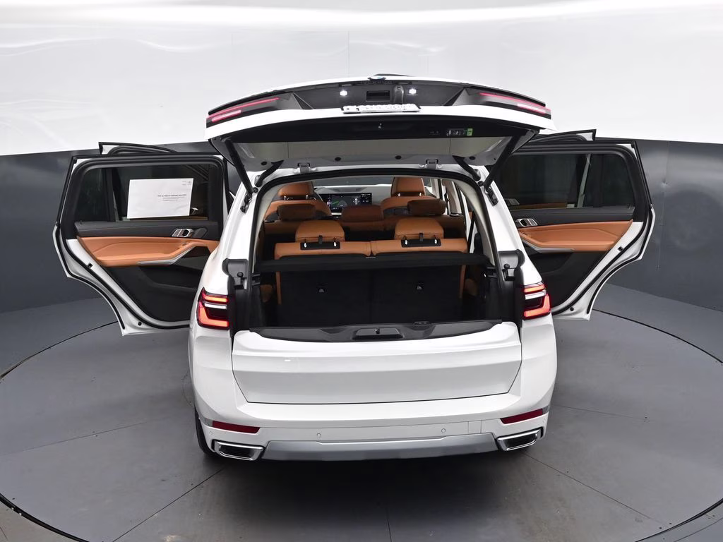 2027 Mineral White Metallic BMW X7 xDrive40i AWD SUV