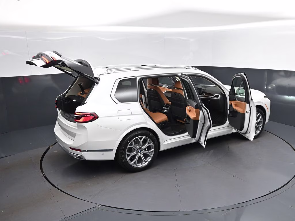 2027 Mineral White Metallic BMW X7 xDrive40i AWD SUV