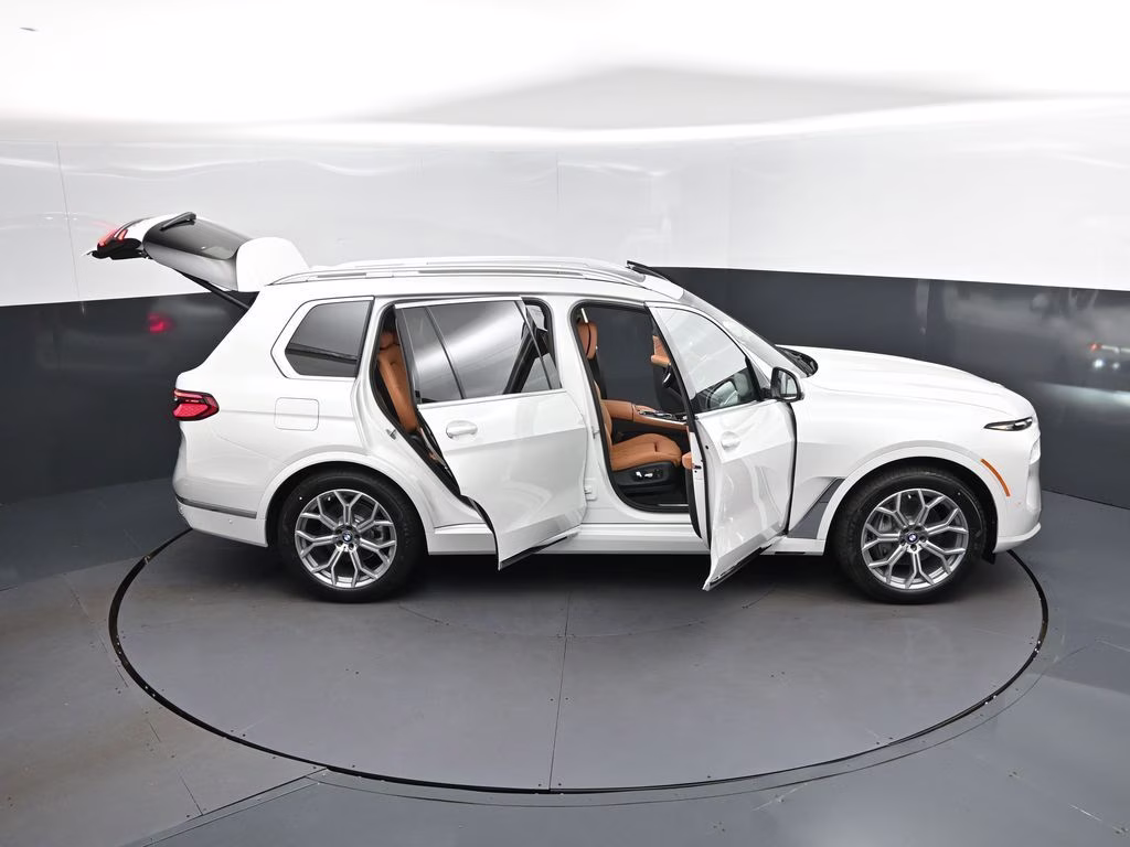 2027 Mineral White Metallic BMW X7 xDrive40i AWD SUV