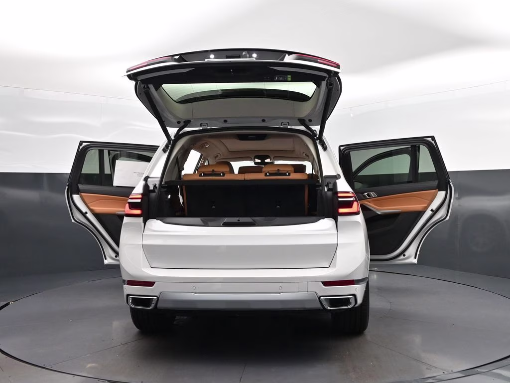 2027 Mineral White Metallic BMW X7 xDrive40i AWD SUV