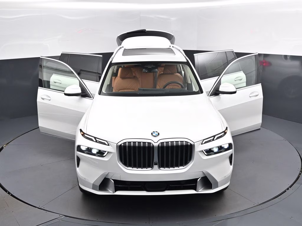 2027 Mineral White Metallic BMW X7 xDrive40i AWD SUV