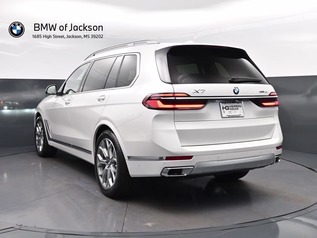 2027 Mineral White Metallic BMW X7 xDrive40i AWD SUV