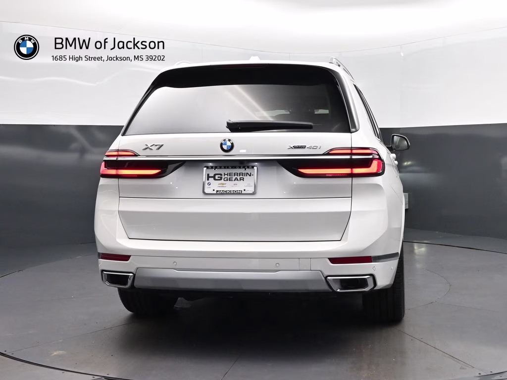 2027 Mineral White Metallic BMW X7 xDrive40i AWD SUV