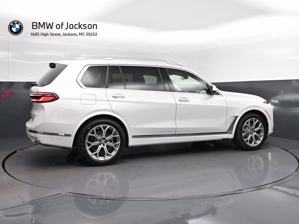 2027 Mineral White Metallic BMW X7 xDrive40i AWD SUV
