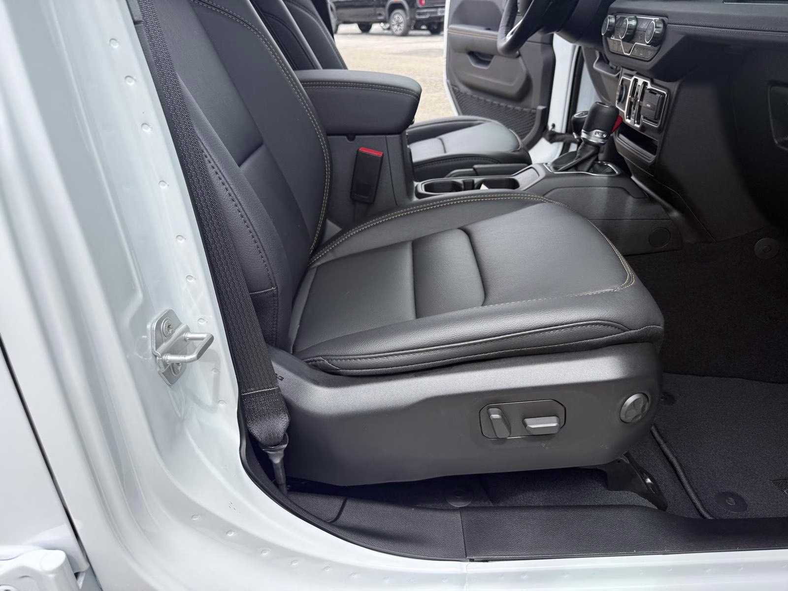 2026 Bright White Clearcoat Jeep Wrangler Sahara 4X4 4-door