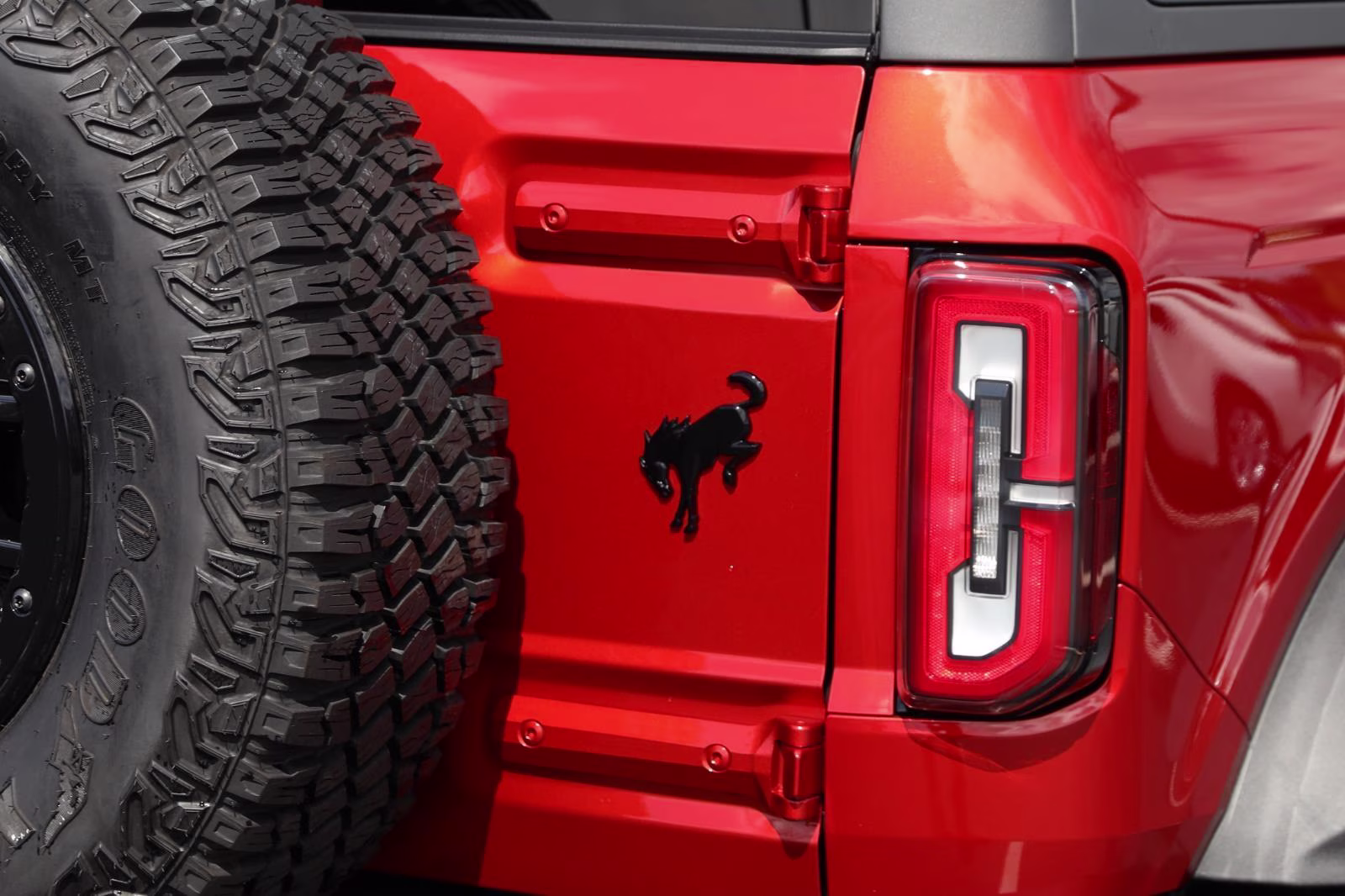 2024 Hot Pepper Red Metallic Tinted Clearcoat Ford Bronco Wildtrak 4X4 SUV