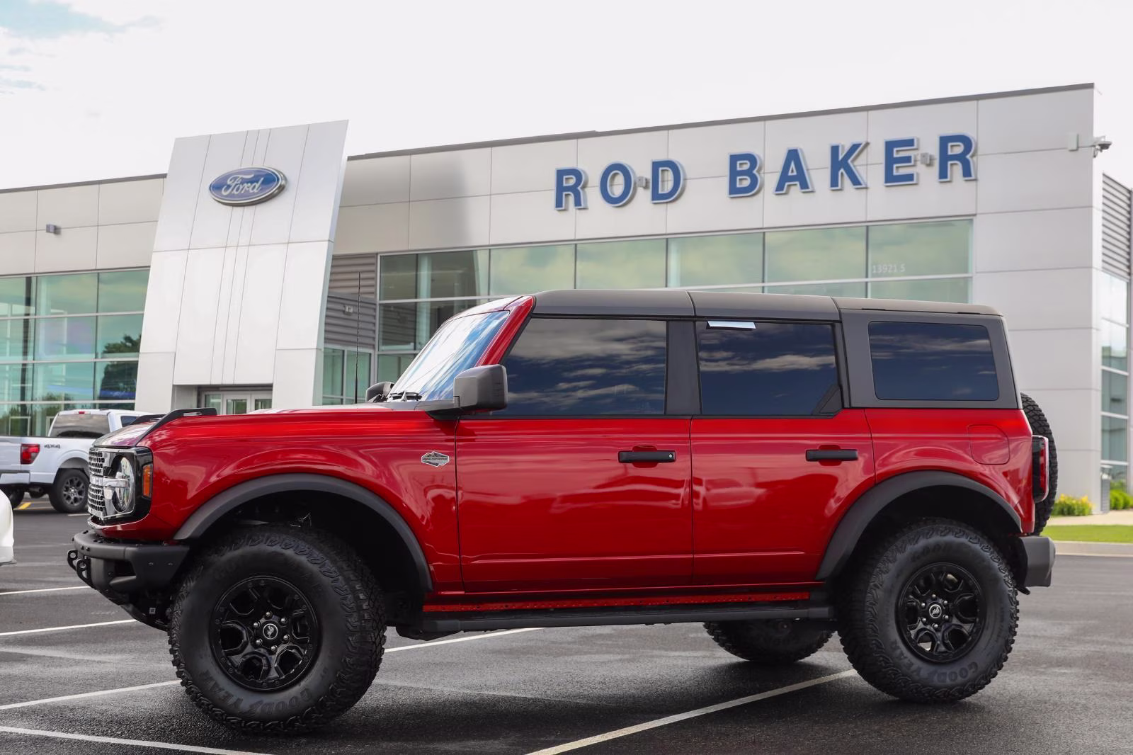 2024 Hot Pepper Red Metallic Tinted Clearcoat Ford Bronco Wildtrak 4X4 SUV