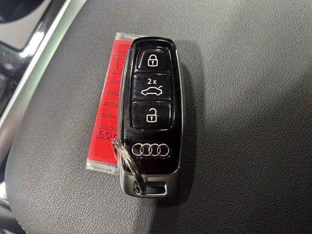 2025 Satellite Silver Metallic Audi Q7 45 Premium Plus AWD SUV