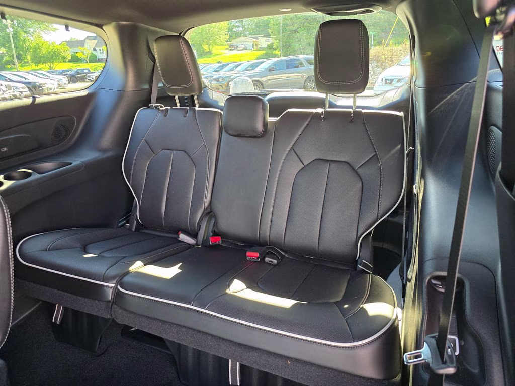 2027 Diamond Black Crystal Pearlcoat Chrysler Pacifica Limited AWD Van
