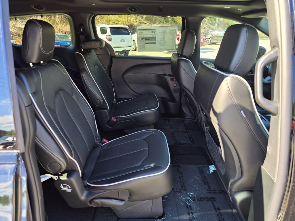 2027 Diamond Black Crystal Pearlcoat Chrysler Pacifica Limited AWD Van