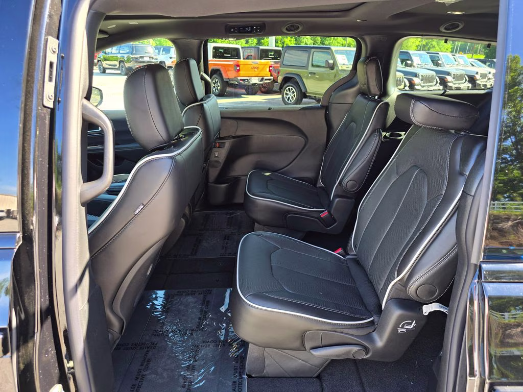 2027 Diamond Black Crystal Pearlcoat Chrysler Pacifica Limited AWD Van
