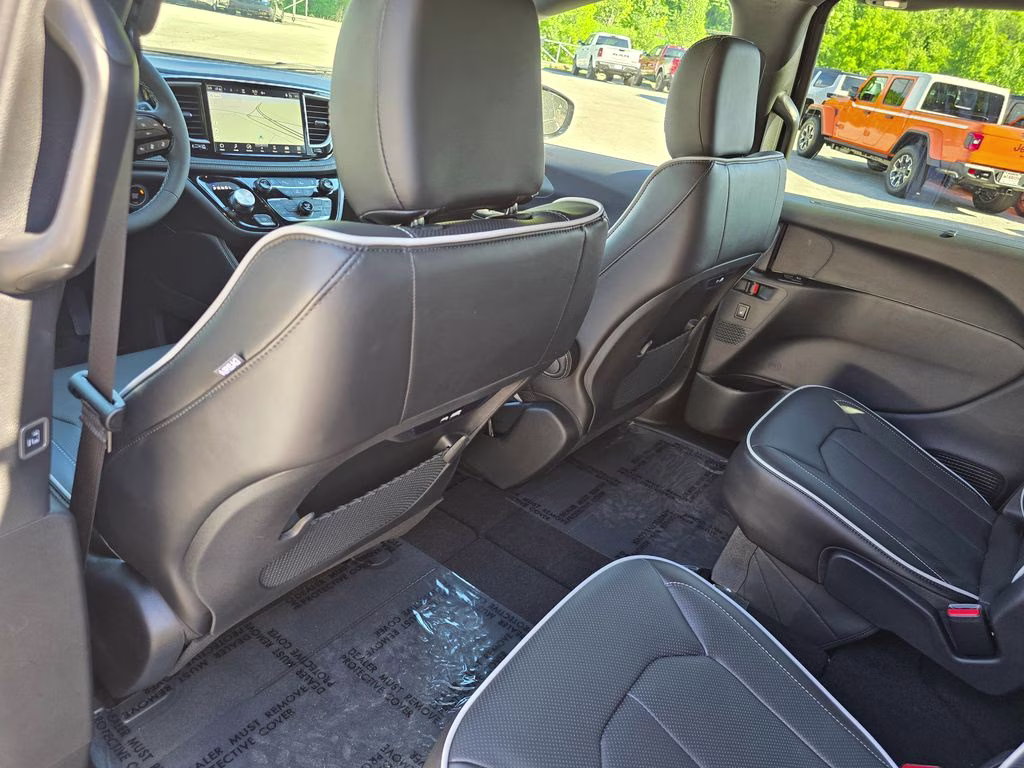 2027 Diamond Black Crystal Pearlcoat Chrysler Pacifica Limited AWD Van