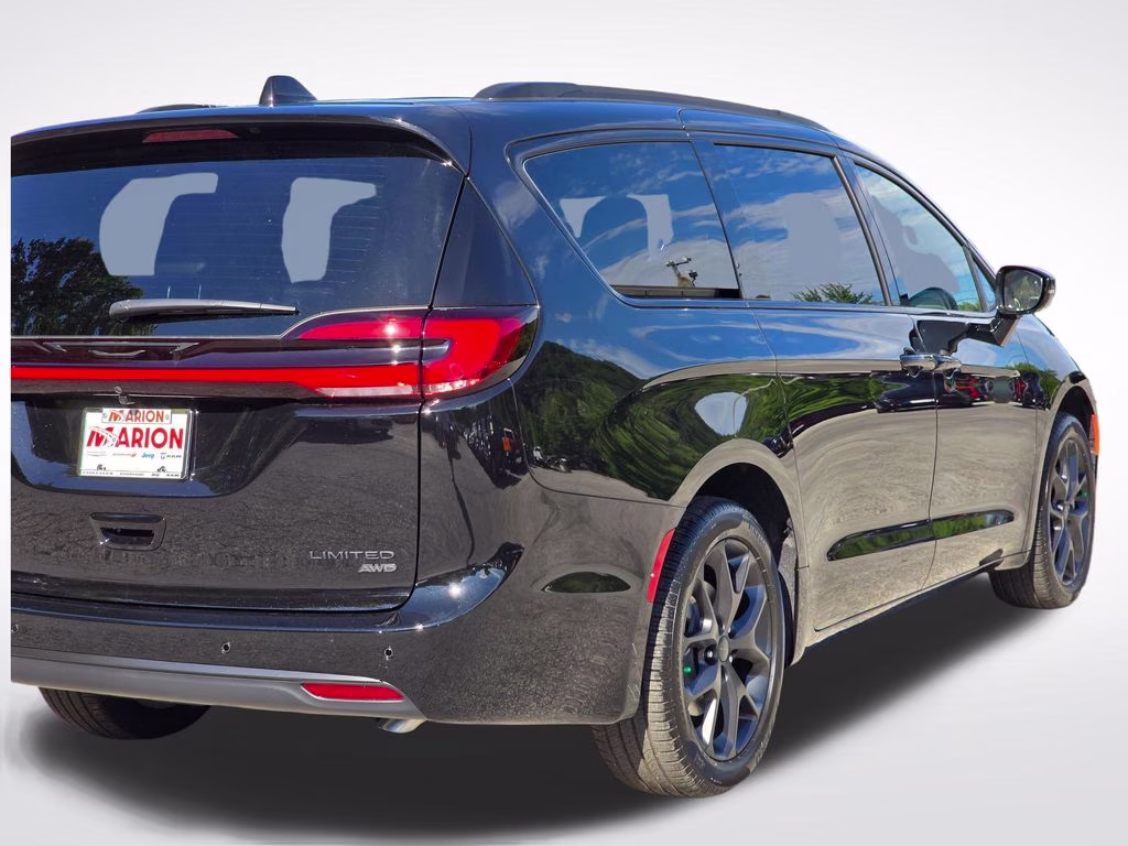 2027 Diamond Black Crystal Pearlcoat Chrysler Pacifica Limited AWD Van