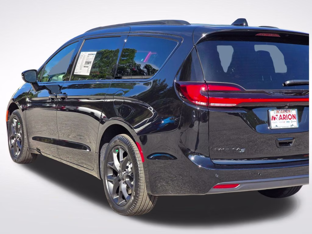 2027 Diamond Black Crystal Pearlcoat Chrysler Pacifica Limited AWD Van