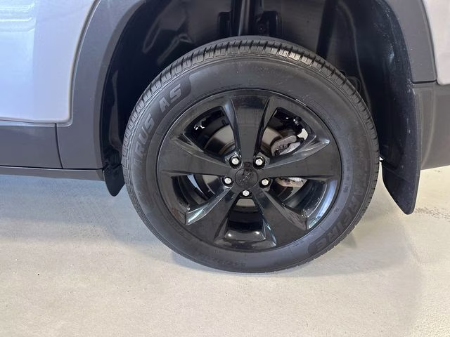 2021 Billet Silver Metallic Clearcoat Jeep Cherokee Latitude Plus FWD SUV
