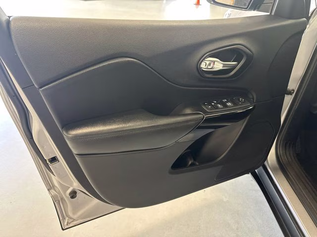 2021 Billet Silver Metallic Clearcoat Jeep Cherokee Latitude Plus FWD SUV