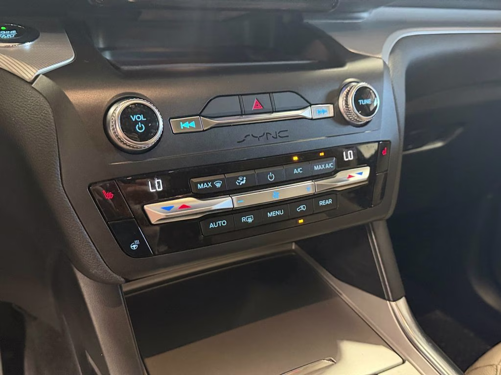 2020 White Metallic Ford Explorer XLT 4X4 SUV