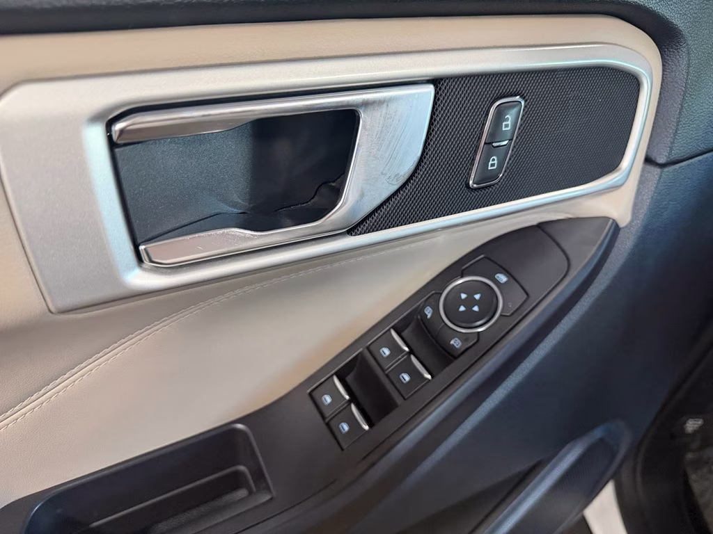 2020 White Metallic Ford Explorer XLT 4X4 SUV