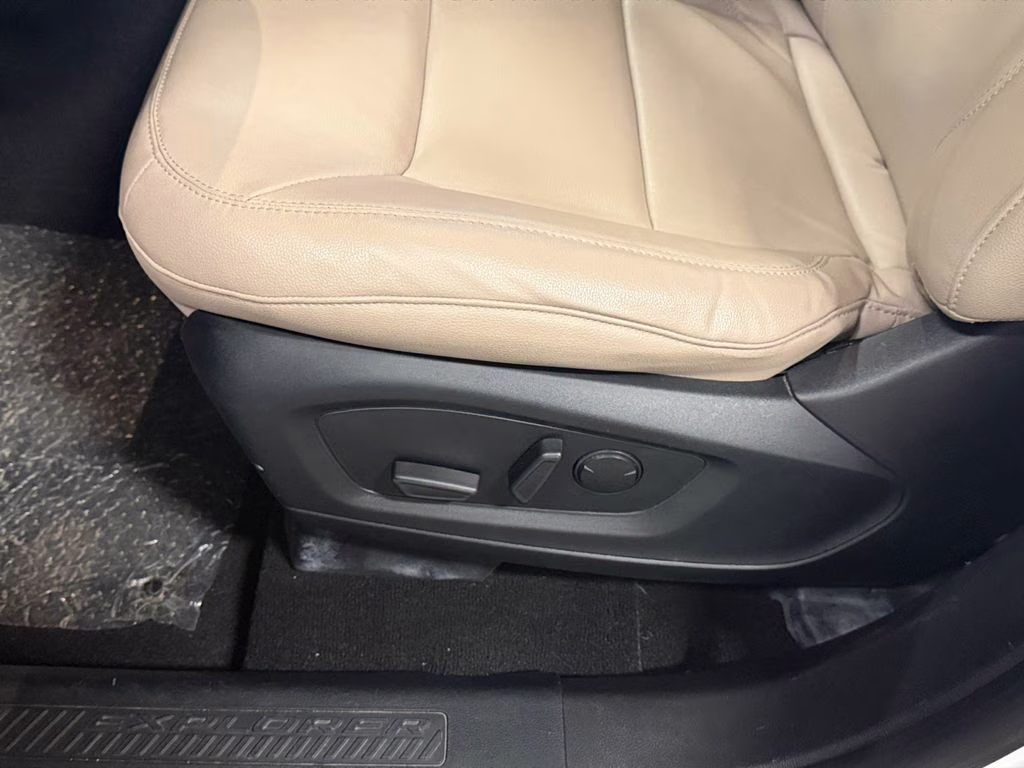 2020 White Metallic Ford Explorer XLT 4X4 SUV