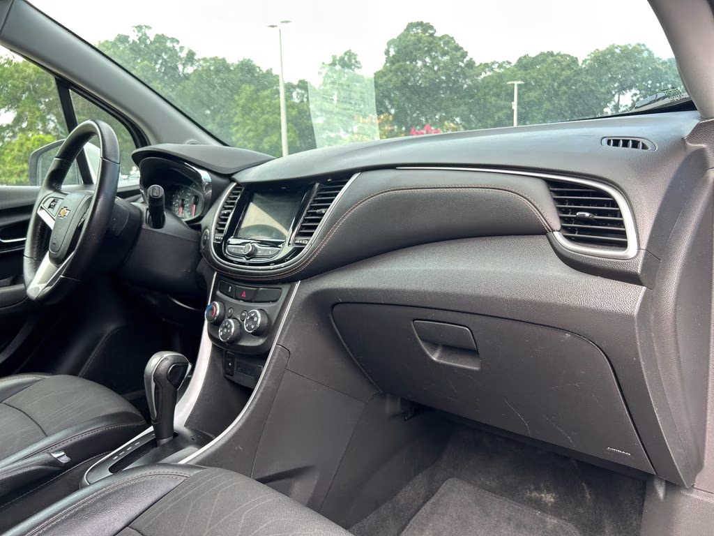 2019 Silver Ice Metallic Chevrolet Trax LT FWD SUV