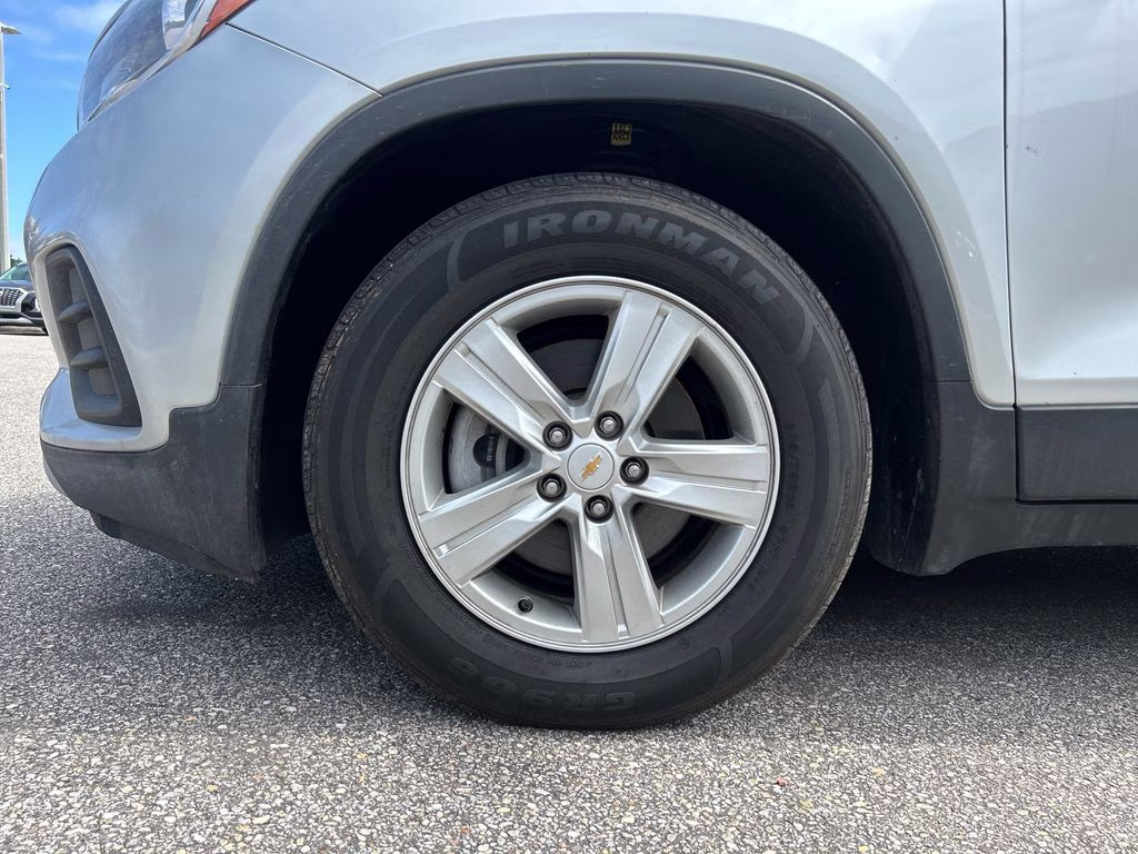 2019 Silver Ice Metallic Chevrolet Trax LT FWD SUV