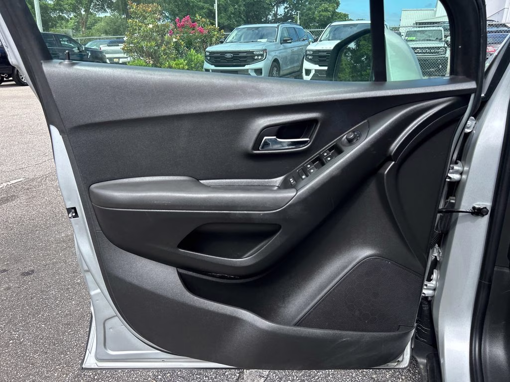 2019 Silver Ice Metallic Chevrolet Trax LT FWD SUV