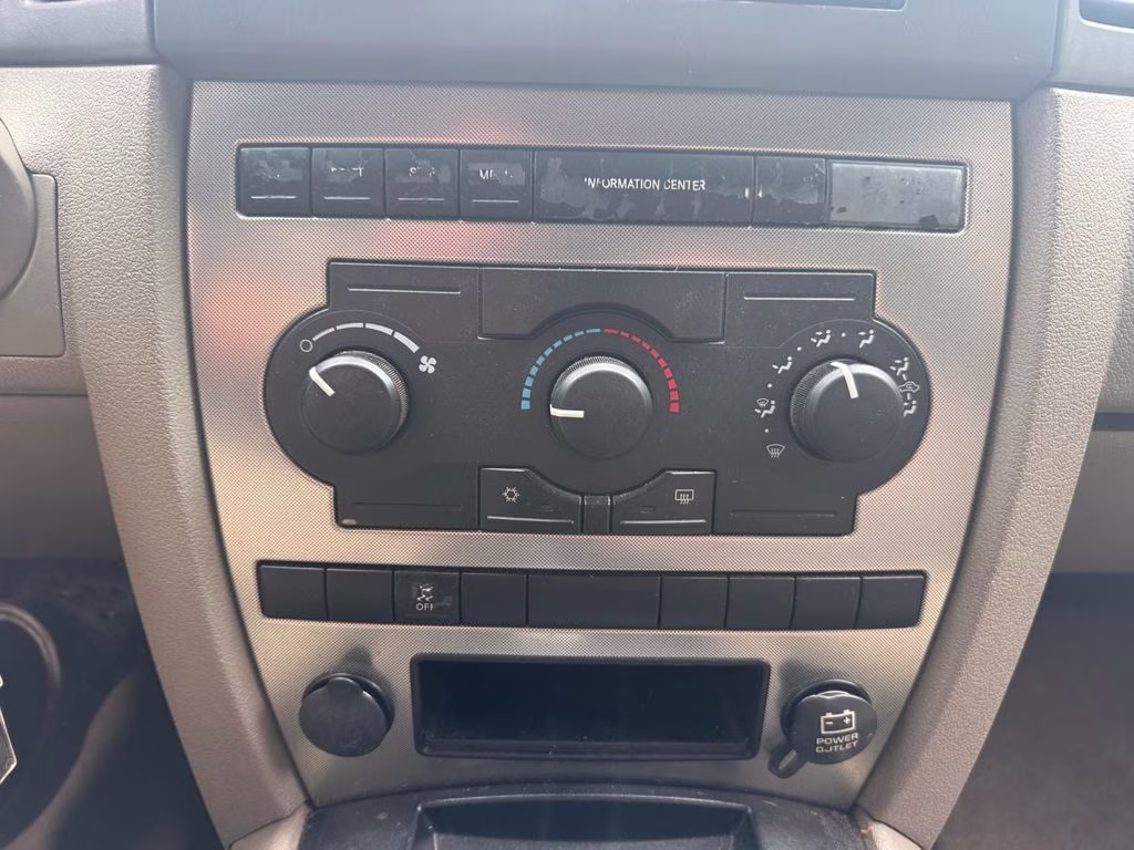 2006 Light Khaki Metallic Jeep Grand Cherokee Laredo RWD SUV
