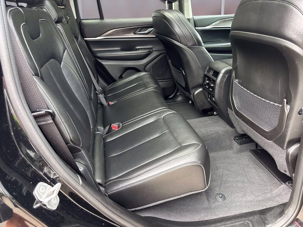 2023 Diamond Black Crystal Pearlcoat Jeep Grand Cherokee Limited 4X4 SUV