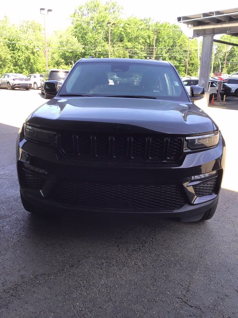 2023 Diamond Black Crystal Pearlcoat Jeep Grand Cherokee Limited 4X4 SUV