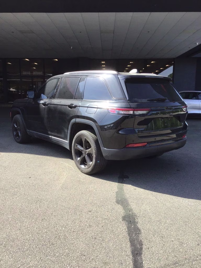 2023 Diamond Black Crystal Pearlcoat Jeep Grand Cherokee Limited 4X4 SUV