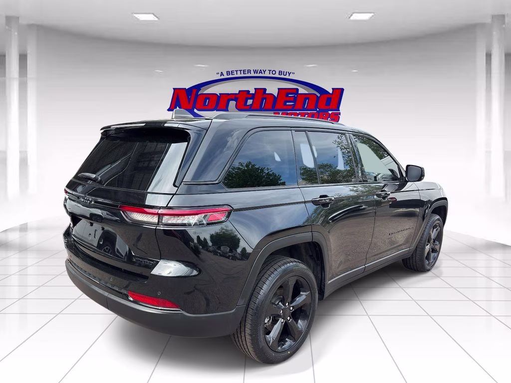 2023 Diamond Black Crystal Pearlcoat Jeep Grand Cherokee Limited 4X4 SUV
