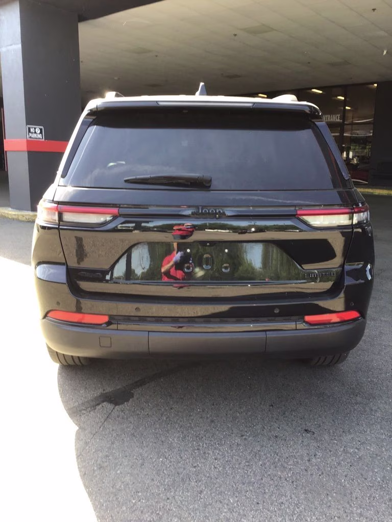 2023 Diamond Black Crystal Pearlcoat Jeep Grand Cherokee Limited 4X4 SUV