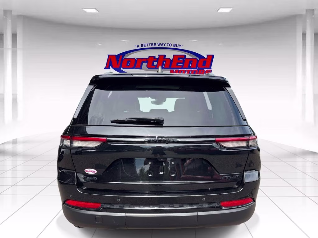 2023 Diamond Black Crystal Pearlcoat Jeep Grand Cherokee Limited 4X4 SUV