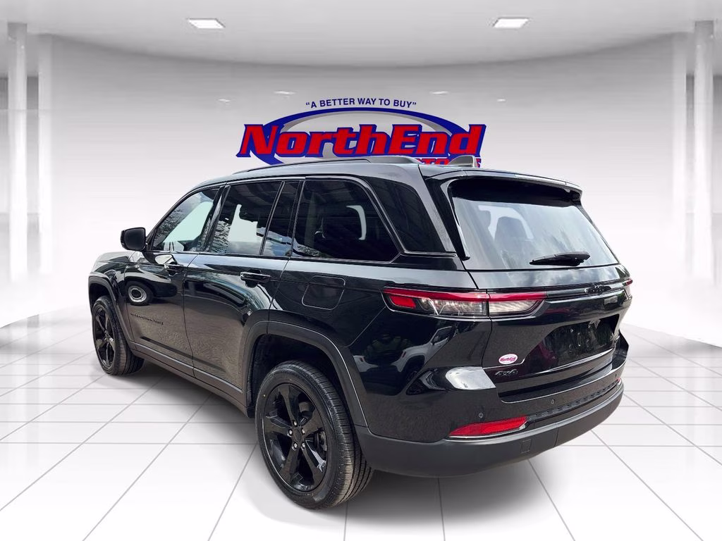 2023 Diamond Black Crystal Pearlcoat Jeep Grand Cherokee Limited 4X4 SUV