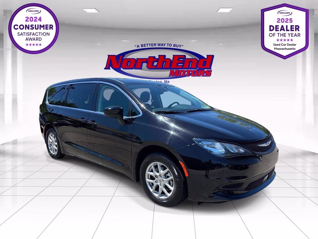 2024 Diamond Black Crystal Pearlcoat Chrysler Voyager LX FWD Van