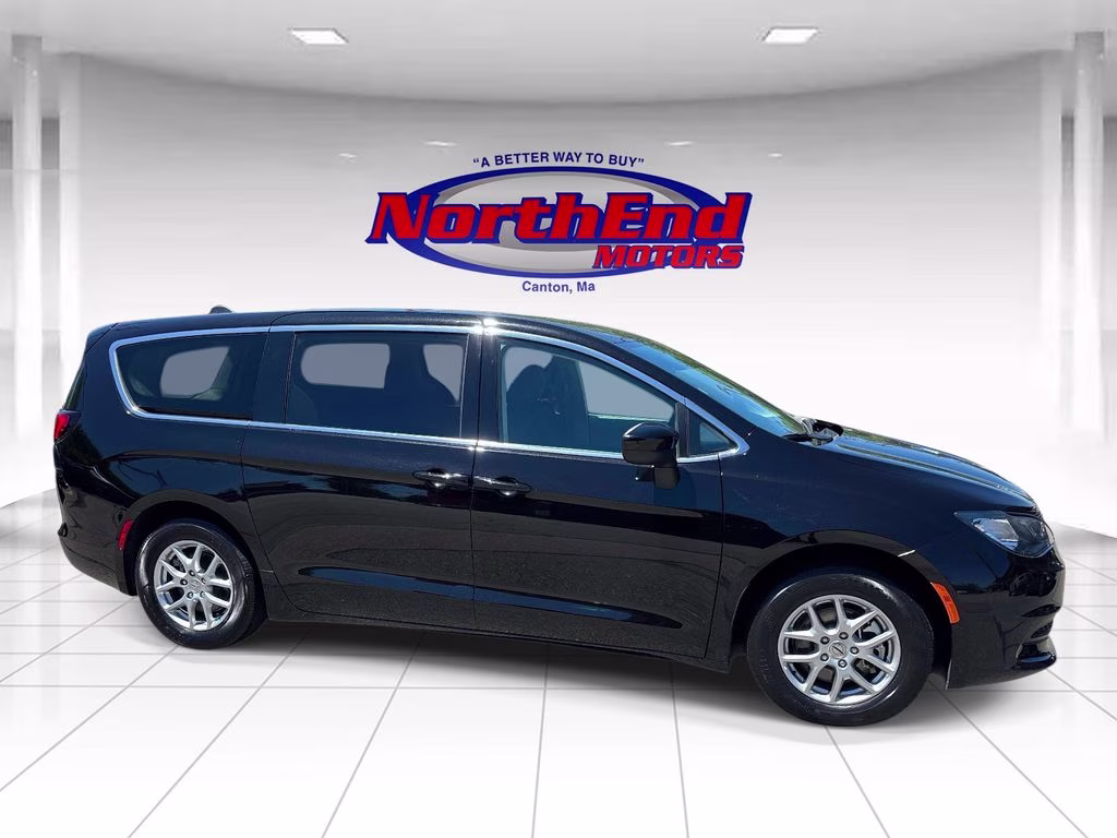 2024 Diamond Black Crystal Pearlcoat Chrysler Voyager LX FWD Van