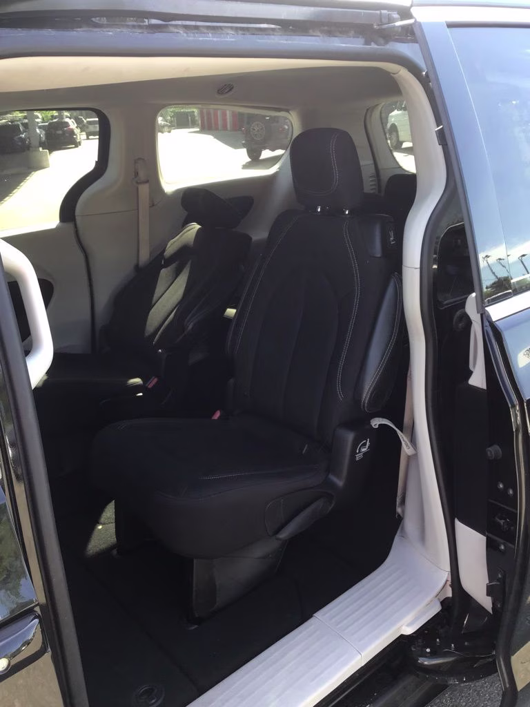 2024 Diamond Black Crystal Pearlcoat Chrysler Voyager LX FWD Van