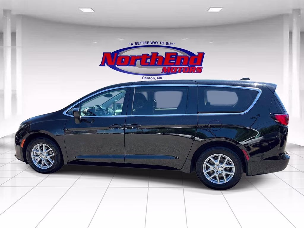 2024 Diamond Black Crystal Pearlcoat Chrysler Voyager LX FWD Van