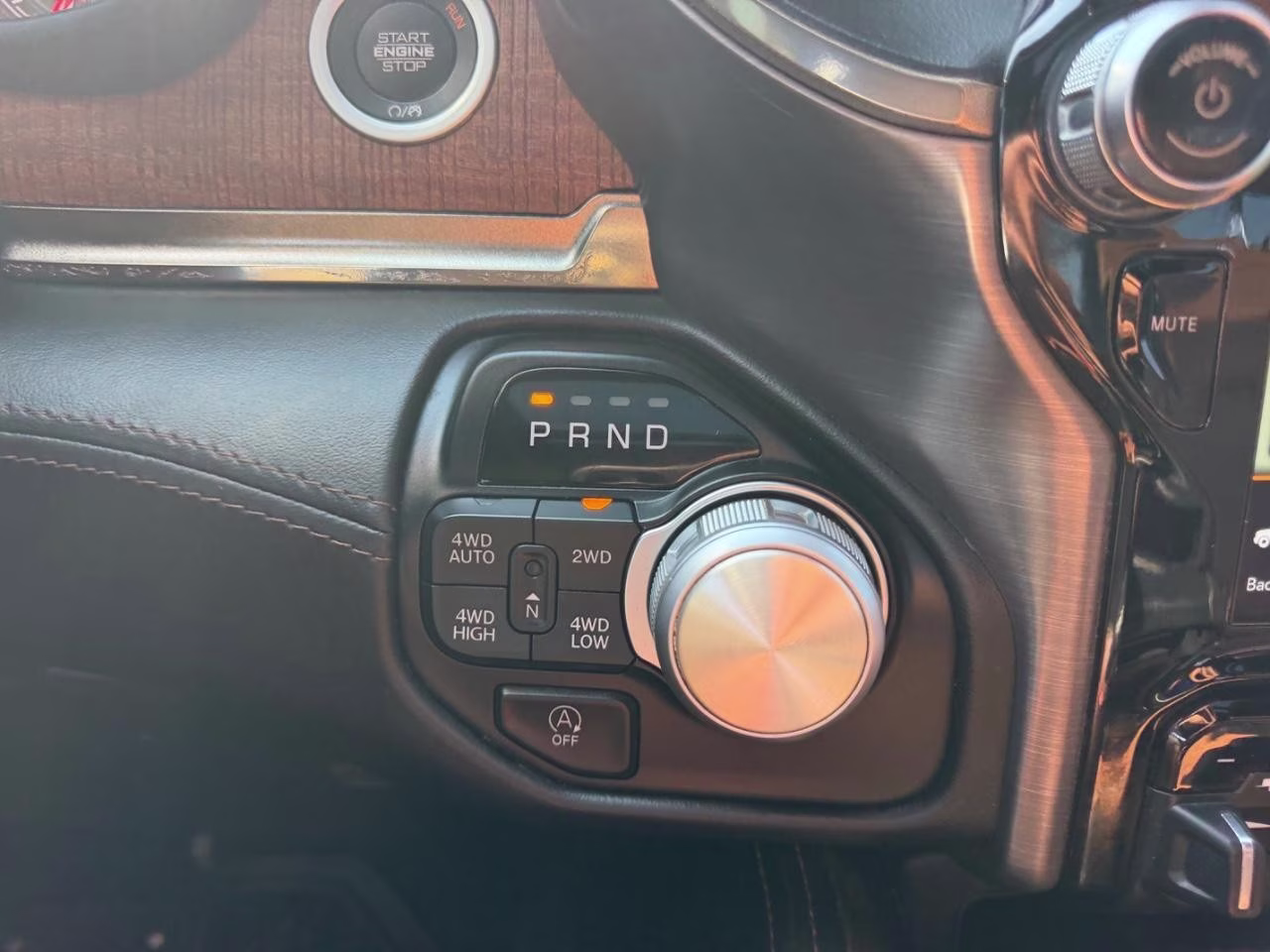 2020 Diamond Black Crystal Pearlcoat Ram 1500 Limited 4X4 Truck