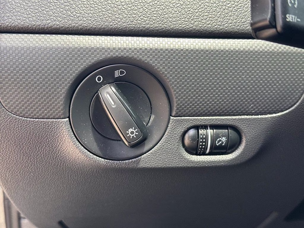 2014 Platinum Gray Metallic Volkswagen Jetta 1.8T SE FWD Sedan