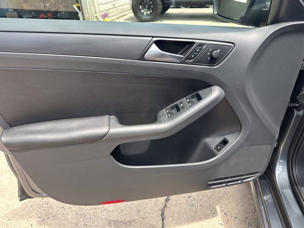 2014 Platinum Gray Metallic Volkswagen Jetta 1.8T SE FWD Sedan