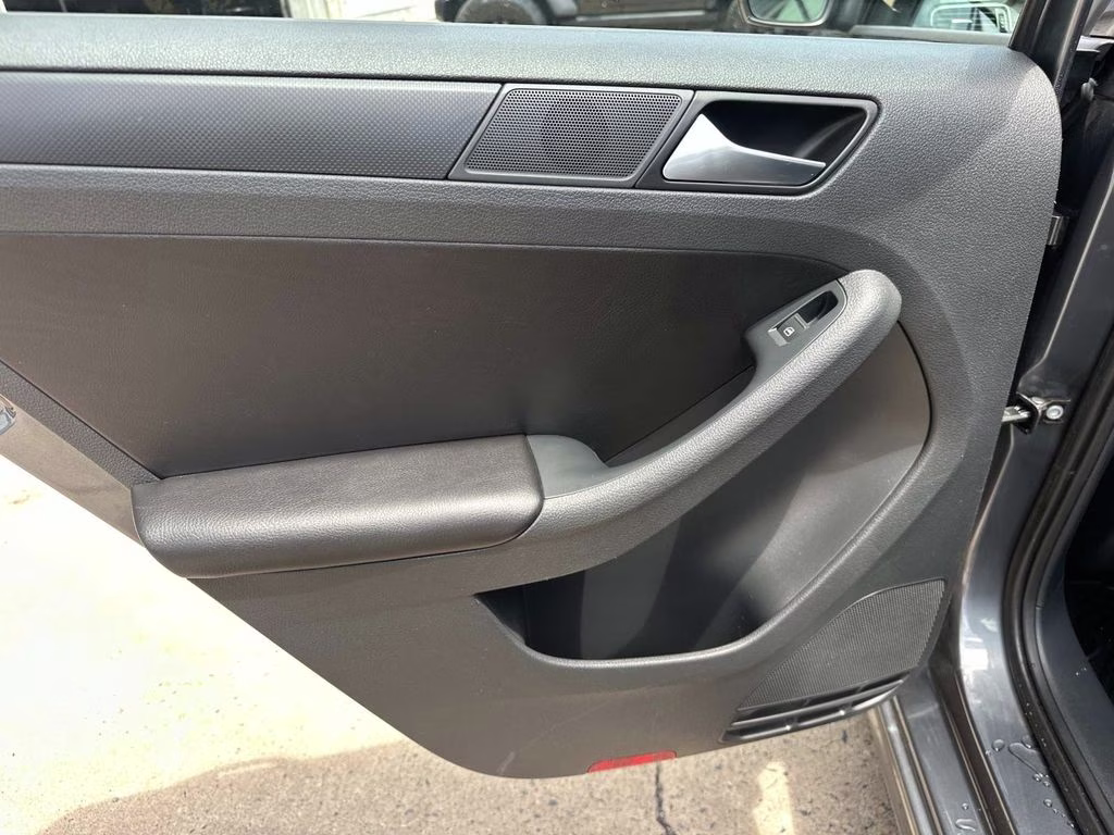 2014 Platinum Gray Metallic Volkswagen Jetta 1.8T SE FWD Sedan