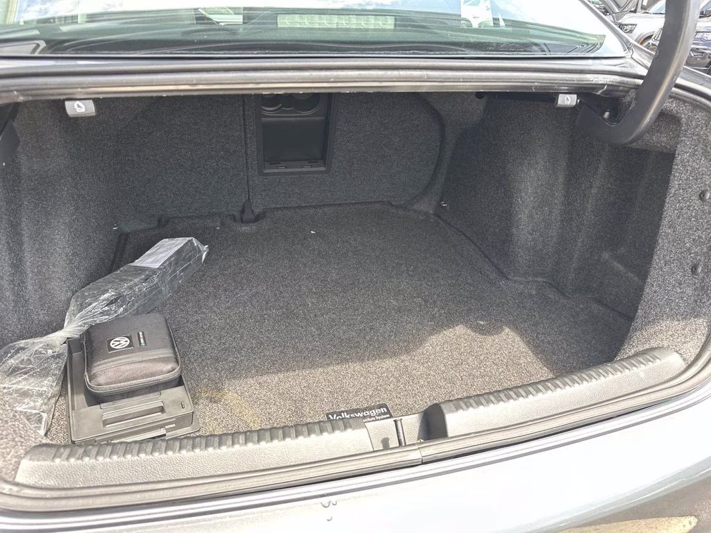 2014 Platinum Gray Metallic Volkswagen Jetta 1.8T SE FWD Sedan